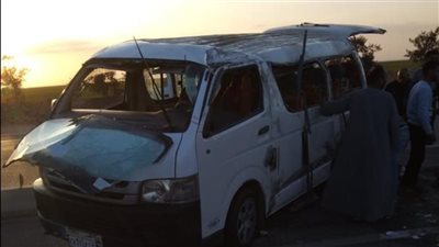 14 مصابا في حادث انقلاب ميكروباص بعد تصادمها مع نقل محملة بالعنب