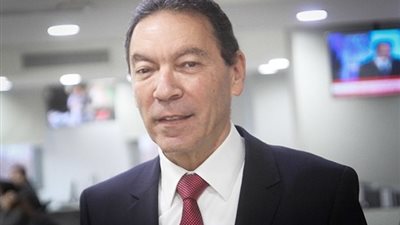 محمد هاني الناظر: بابا بياخد علاج كيماوي عنيف ويعاني من مضاعفات شديدة (فيديو)