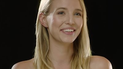 العارضة الألمانية ليوني هان تخطف الأنظار في لندن بتوقيع المصممين العرب (صور)