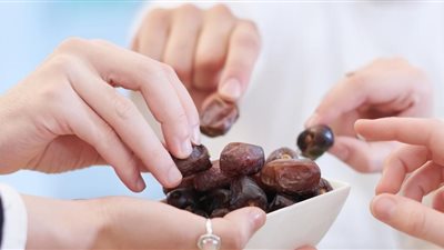 تفسير رؤية التمر في المنام للعزباء والمتزوجة