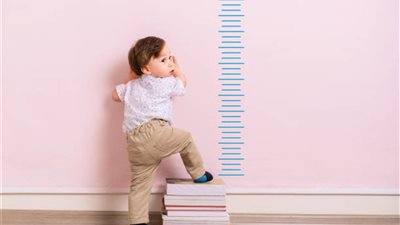 5 أسباب تجعل طفلك قصير القامة «مش وراثة»