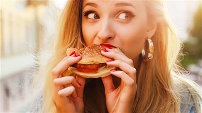 5 ممارسات تشجعك على تناول الطعام بعد الشبع 