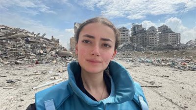 من هي بلستيا العقاد التي تشارك معتز عزايزة التغطية الحية من غزة؟ (صور)