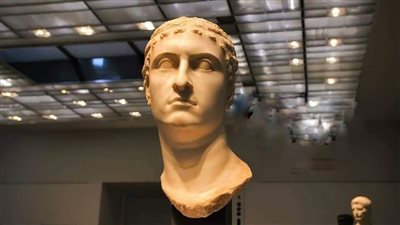 أبرزها رأس كليوباترا.. كواليس سقوط عصابة التهريب الدولية بعد نهب الآثار المصرية (صور)