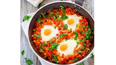 طريقة عمل طاجن الفول بالبسطرمة والبيض