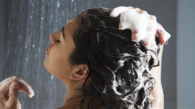 هل يصح الاغتسال من الجنابة دون غسل الشعر؟ «الإفتاء تجيب»