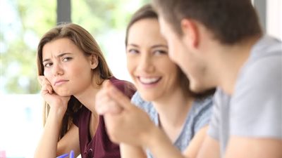 4 أبراج تشعر بالغيرة الشديدة من نجاح الآخرين 