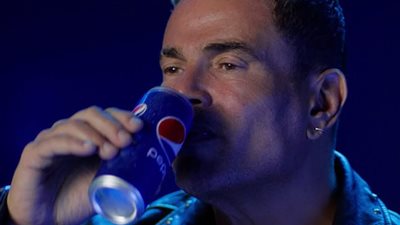 هل تراجع عمرو دياب عن تعاقده مع بيبسي وقرر دفع الشرط الجزائي؟