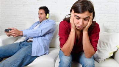 6 حيل للتعامل مع الزوج المهووس بـ«البلايستيشن»
