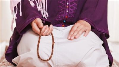 ما حكم صلاة المرأة وهي جالسة حتى لا يراها الرجال؟ «الإفتاء تُجيب»