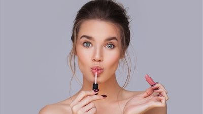 تمتعي بإطلالة ناعمة في شتاء 2024 مع أحمر الشفاه المشمشي (صور)