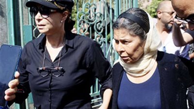 انهيار سلوى محمد علي في جنازة والدتها (صور)