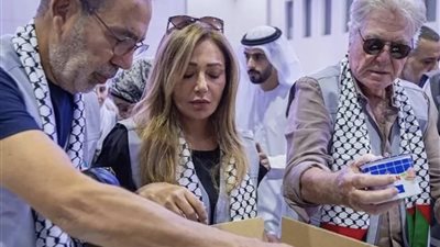 ليلى علوي وحسين فهمي يدعمان غزة عبر الهلال الأحمر الإماراتي (صور)  