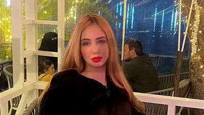 البلوجر آية الزيني تتهم طبيب بهتك عرضها في المستشفى: «كشف على التاتو» 