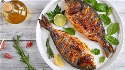 تفسير حلم أكل السمك في المنام للعزباء والمتزوجة