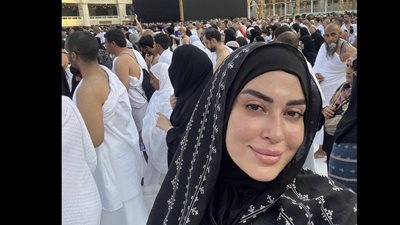 ميرنا نور الدين تخطف الأنظار بالحجاب أثناء تأدية العمرة (صور)