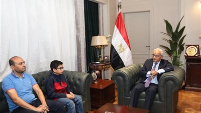 ماذا قال وزير التعليم لطالب الابتدائية النابغة المقبول في كلية العلوم؟ (صور)