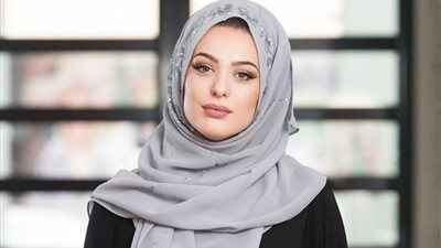 ما حكم إظهار جزء من الشعر أثناء ارتداء الحجاب؟ الإفتاء تُجيب