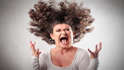 أطعمة ومشروبات تولد العصبية بداخلك «الحلويات أبرزها»