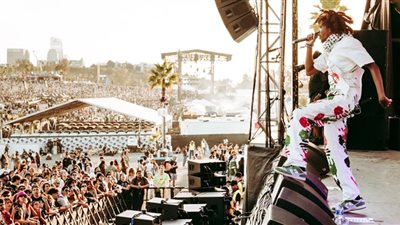 تصرف غريب من مغني راب أمريكي في حفله يشعل الجدل