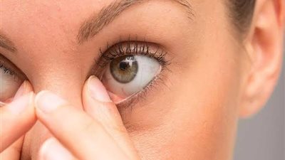 كيف اخرج رمش من عيني بدون ألم؟ 