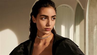 العارضة المغربية نورا عتال تتألق مع أزياء توري بورش الأمريكية (صور)