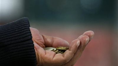 وفاة متسول في الدقهلية تكشف عن كنز ثمين في منزله «شكائر معبأة بالأموال»