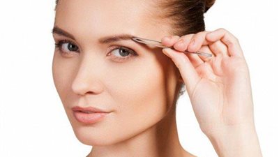 هل تهذيب حاجب المرأة حرام نهائيًا؟ «الإفتاء تُجيب»