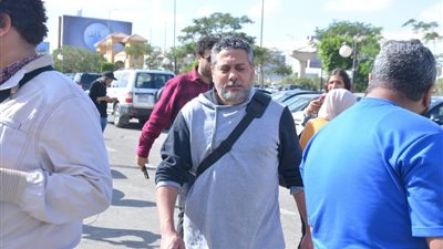 انهيار نجوم الفن في جنازة الفنان طارق عبد العزيز (صور)