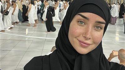 هنا الزاهد تؤدي مناسك العمرة بعد انفصالها: «حاجات جميلة مستنياني» (صور)