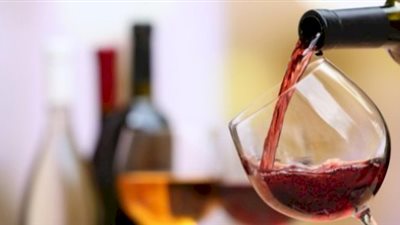 هل يجوز العمل في مكان يقدم خمورًا؟ الإفتاء تُجيب