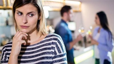 كيف اتصرف مع زوجتي التي تغار من أختي؟ 