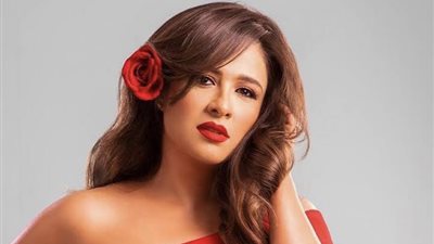 ياسمين عبد العزيز تتصدر التريند بصورة مع منى الشاذلي (صور)