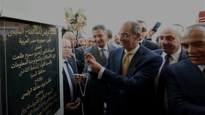 وزير الاتصالات يتفقد مد كابلات الألياف الضوئية بمركز العدوة ويفتتح مكتب بريد مغاغة