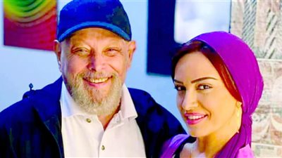 انهيار ريهام أشرف عبد الغفور عند وصولها إلى المستشفى لتوديع والدها