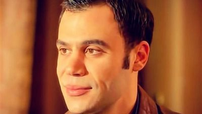 محمد إمام يهرب مع زوجته بفستان الزفاف في «أبو نسب» (فيديو)