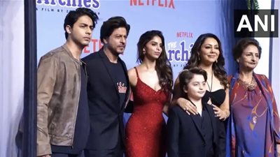 نجلة شاروخان تخطف الأنظار مع والدها في عرض أولى تجاربها السينمائية (صور)