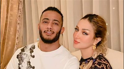 محمد رمضان يحتفل بعيد زواجه الـ 11 بطريقة رومانسية (فيديو)