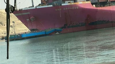 تفاصيل حادث قناة السويس واصطدام سفينة في كوبري المنسي وتصدعه (صور)