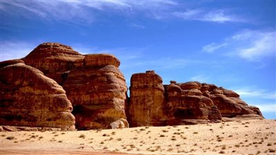 شباب وفتيات العلا السعودية يبرزن بيئة المحافظة فنياً