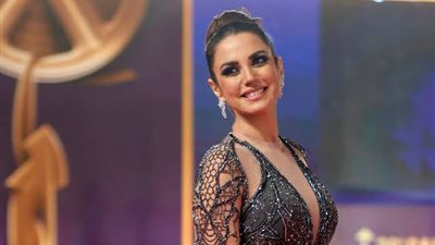 درة تتألق بالعباءة في حفل ختام مهرجان البحر الأحمر (صور)