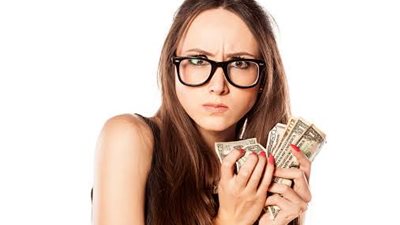 لماذا لا يحب الرجل الفتاة البخيلة؟  