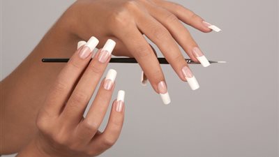 تفسير حلم قص الأظافر في المنام للعزباء والمتزوجة 