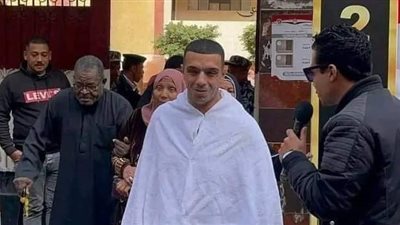 ناخب يشارك في الانتخابات الرئاسية بملابس الإحرام بالقاهرة (صور)