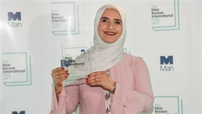 العمانية جوخة الحارثي | أول كاتبة عربية تفوز بجائزة المان بوكر العالمية
