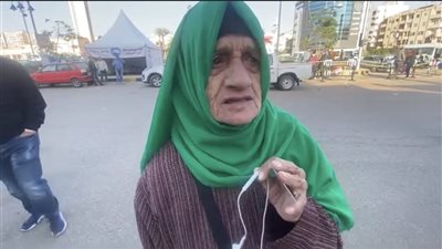 مسنة تتغنى بالرئيس السيسي من أمام لجان الانتخابات (فيديو)