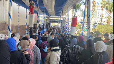 طوابير نسائية أمام مقار اللجان الانتخابية في بورسعيد (صور)