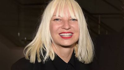 نجمة البوب سيا تخضع لعملية شفط دهون بعد إصابتها بمرض خطير