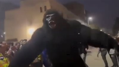 الناخبون يحتفلون مع الغوريلا والتنورة أمام لجان الانتخابات الرئاسية في شبرا الخيمة (صور)