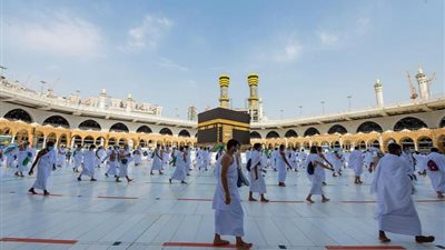 ما حكم شرب الماء في الطواف أثناء أداء المناسك؟ «الإفتاء تُجيب»